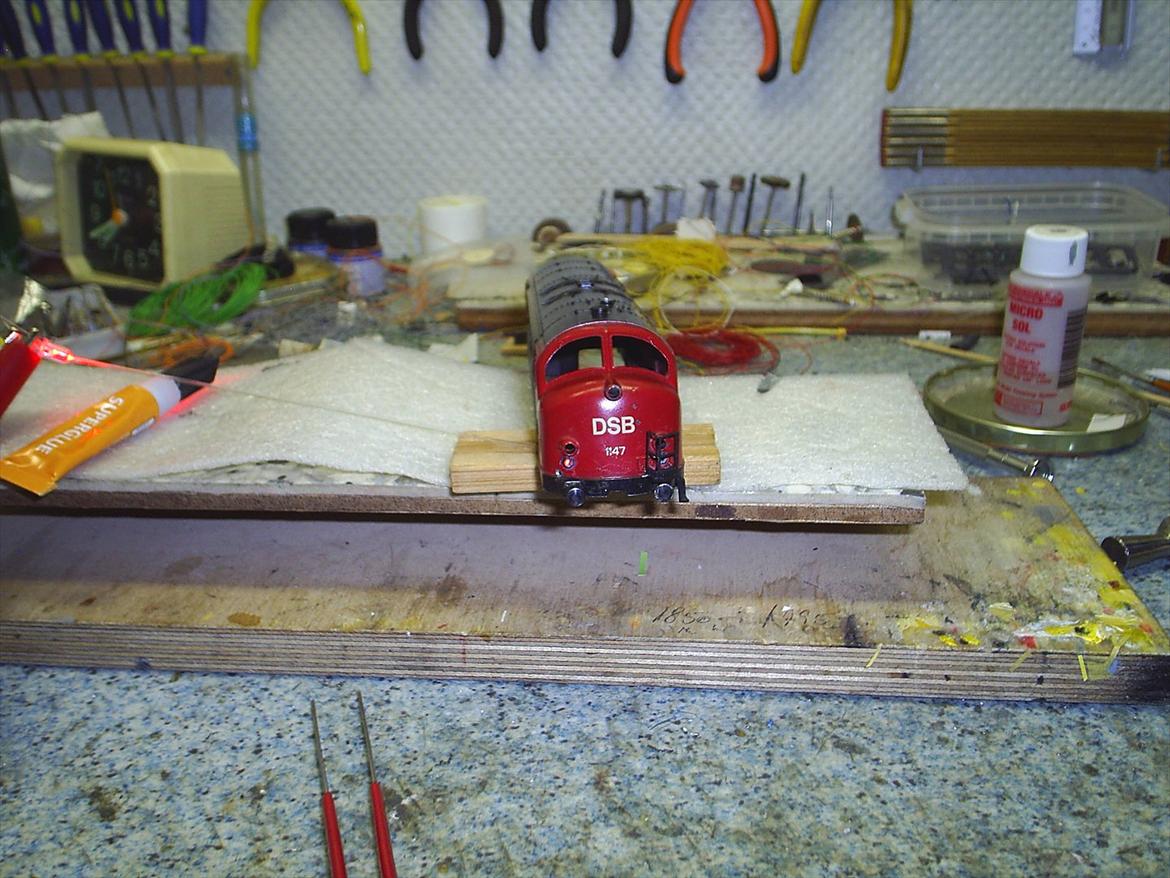 Gammel Marklin My 1147 får nyt liv  - Erling har lavet slutlygter på my´en så den kan bruges til styrvogns tog og så lokoføren ikke skulle ud og sætte de røde akrylskiver på når de skulle køre modsat

Samt den ene Rangerplatform er kommet på plads :D man må sige erling gør et godt stykke arbejde :D billede 10