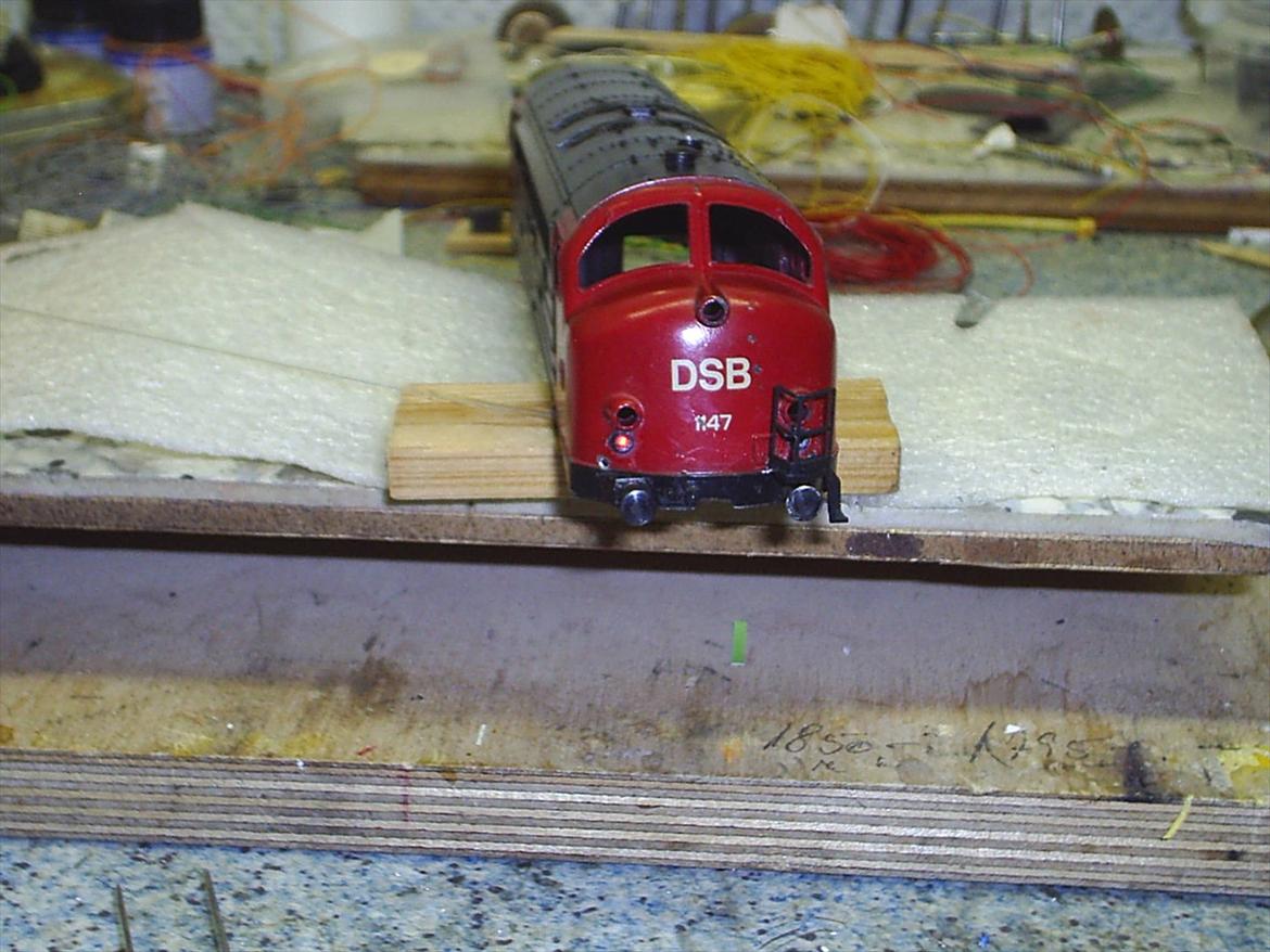 Gammel Marklin My 1147 får nyt liv  - Erling har lavet slutlygter på my´en så den kan bruges til styrvogns tog og så lokoføren ikke skulle ud og sætte de røde akrylskiver på når de skulle køre modsat

Samt den ene Rangerplatform er kommet på plads :D man må sige erling gør et godt stykke arbejde :D billede 11