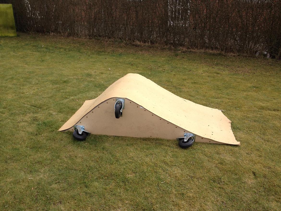 Byg en rampe - Hjul på siden, så man nemt kan stille den på højkant og køre rundt med den. billede 2