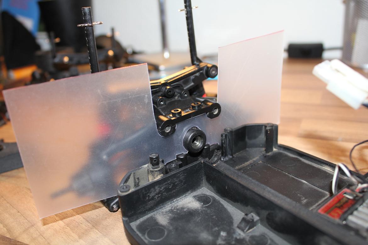 Nanda Sniper Rally - Afskærmning af pinion samt spur gear, forenet med afskærmning af chassiet. Så skal det bare limes fast. 
 billede 9