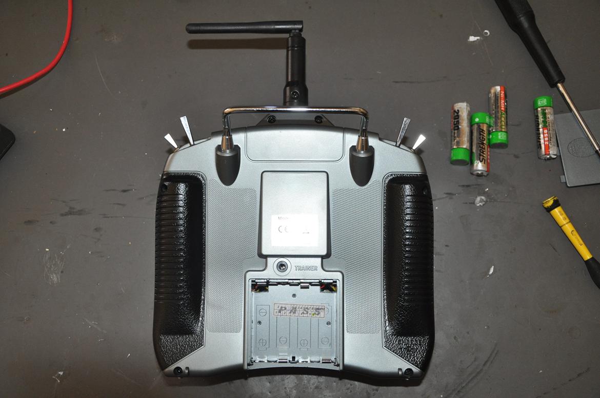 Spektrum DX6i med backlight - Fjern batterier og de 6 skruer billede 7