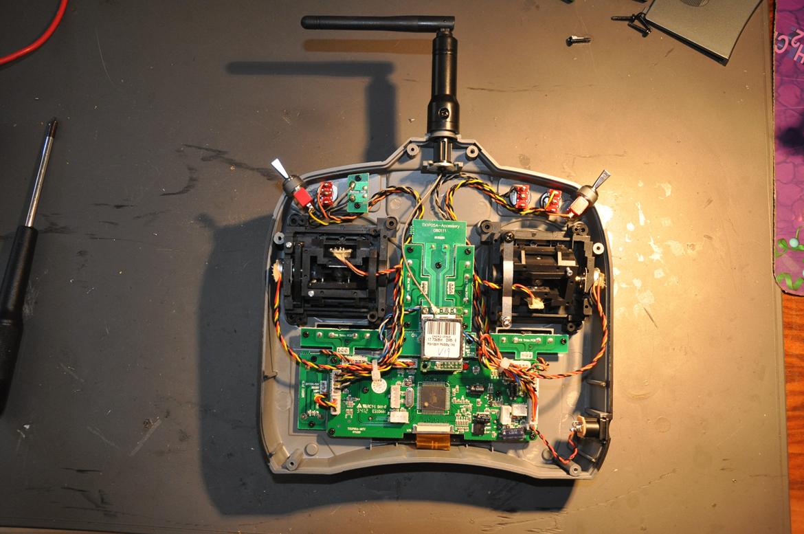 Spektrum DX6i med backlight - Afmonter alle ledninger fra det nederste hovedprint billede 9