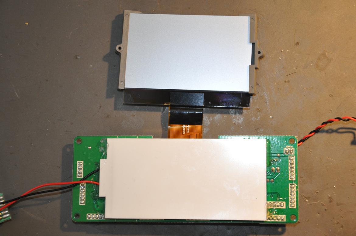 Spektrum DX6i med backlight - Monter backlight som vist. brug en limpistol og lim langs kanter på backlight billede 15