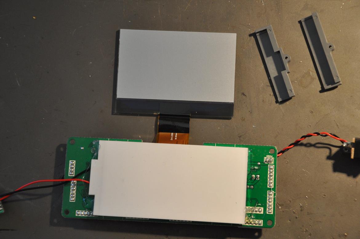 Spektrum DX6i med backlight - Afmonter de 2 display holdere. der skal fjernes 2 sorte skruer. billede 14