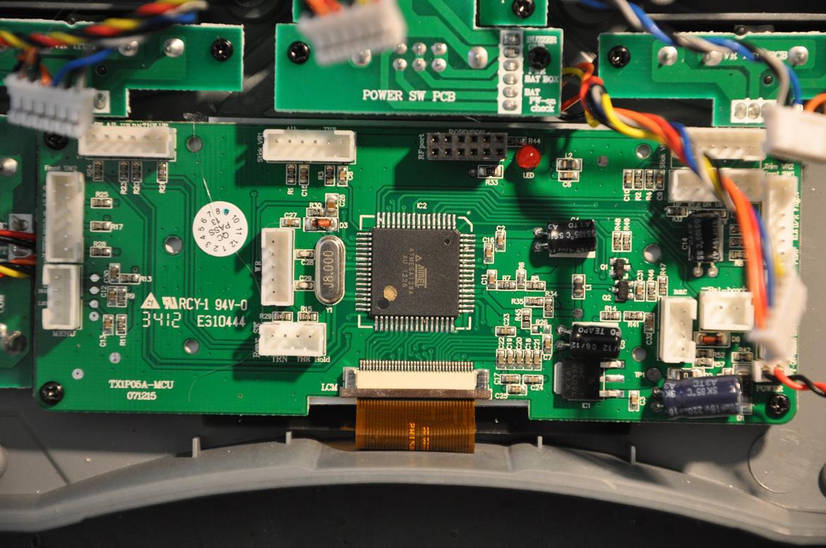 Spektrum DX6i med backlight - hovedprint med display og backlight monteret igen i sender billede 17