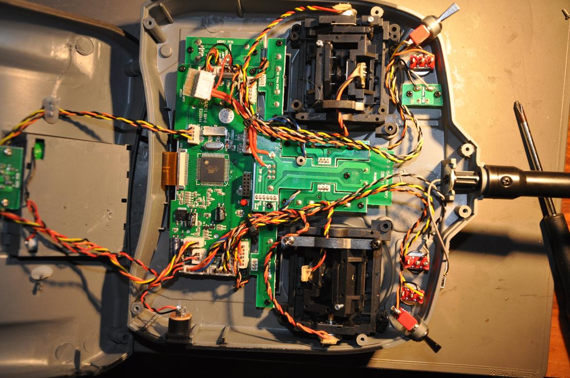 Spektrum DX6i med backlight - Monter alle ledninger, hvis du er i tvivl se 10 og 11 billede 19