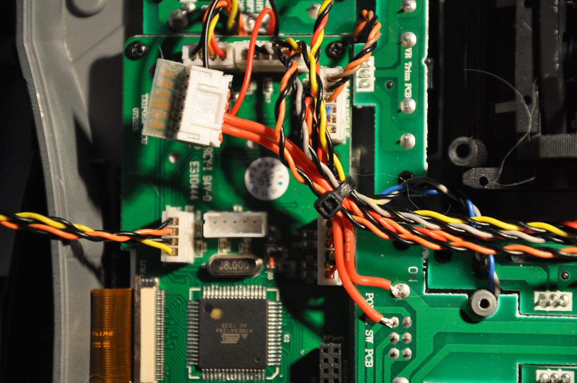 Spektrum DX6i med backlight - Lod de 2 røde ledninger til power-sw print. den øverste er stel billede 18