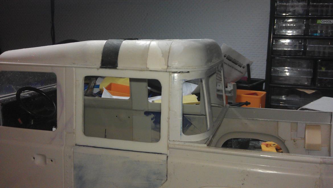 110" Land Rover pic-up crew-cap - Klaus o har lavet bagruderne og bagerste tagstykke.. som jeg så har tilpasset og limet på..  billede 5