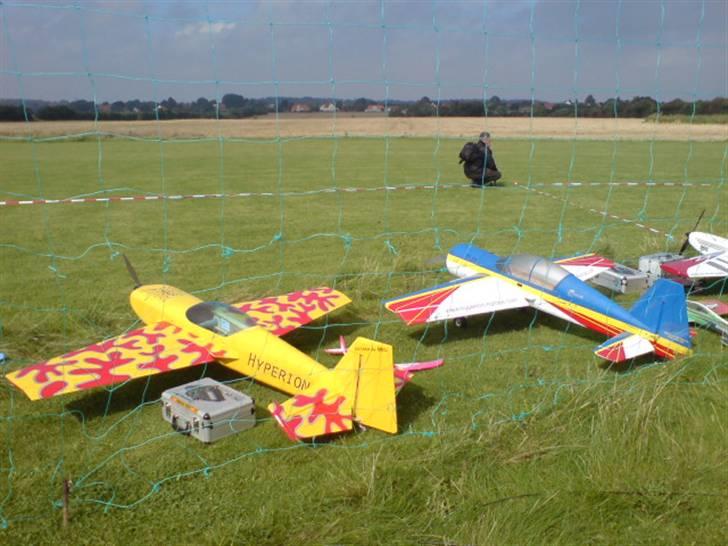 Sønderborg modelflyveklub havde fremvisning af deres flyvere og helikoptere . - To flotte flyvere (: billede 1
