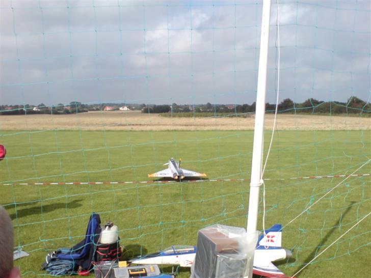 Sønderborg modelflyveklub havde fremvisning af deres flyvere og helikoptere . - En jet .. billede 2