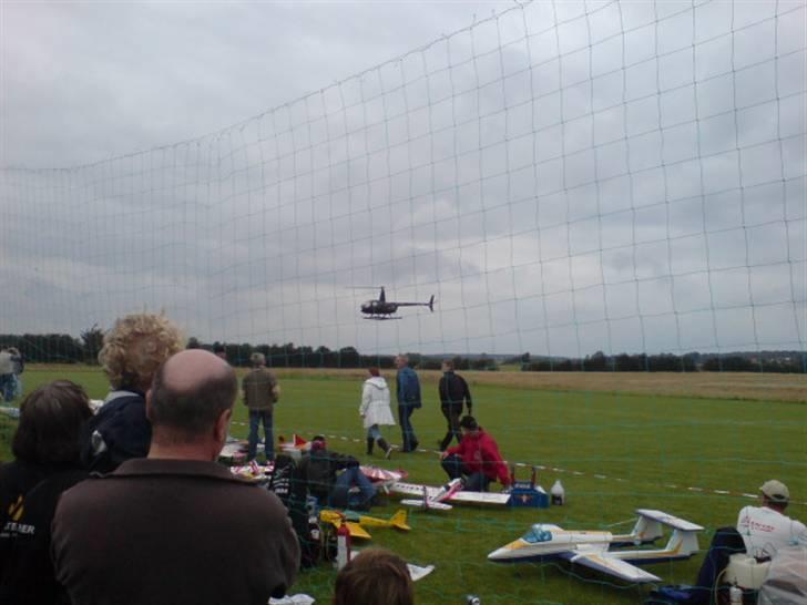 Sønderborg modelflyveklub havde fremvisning af deres flyvere og helikoptere . - Helinia helikoptere service gav en tur til den heldige vinder af konkurrencen . billede 3