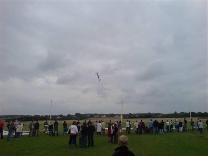 Sønderborg modelflyveklub havde fremvisning af deres flyvere og helikoptere . - 3D flyvning . billede 5