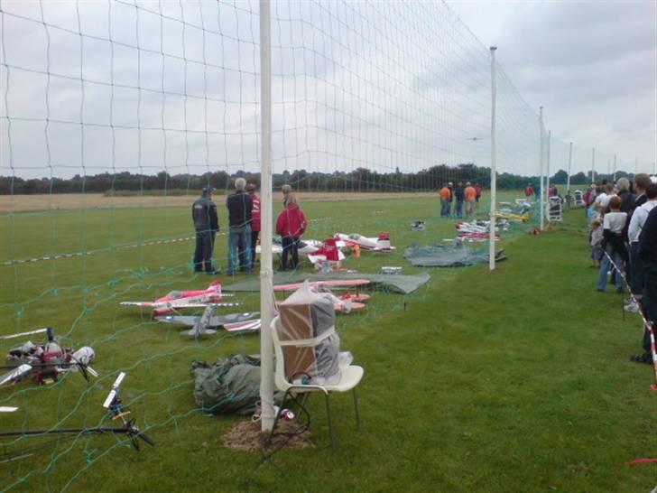 Sønderborg modelflyveklub havde fremvisning af deres flyvere og helikoptere . - Masser af flyvere . billede 6