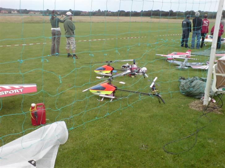 Sønderborg modelflyveklub havde fremvisning af deres flyvere og helikoptere . - To helikoptere med store benzinmotore . Til 3D flyvning . billede 7