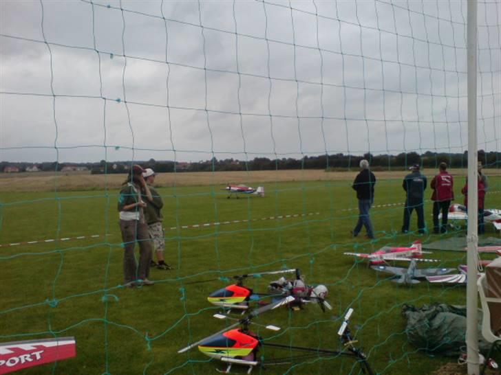 Sønderborg modelflyveklub havde fremvisning af deres flyvere og helikoptere . - .. Så letter vi . billede 8