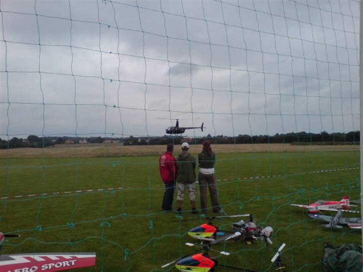 Sønderborg modelflyveklub havde fremvisning af deres flyvere og helikoptere . billede 9