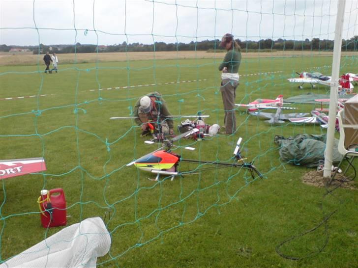 Sønderborg modelflyveklub havde fremvisning af deres flyvere og helikoptere . - Så starter vi motorene .. billede 11