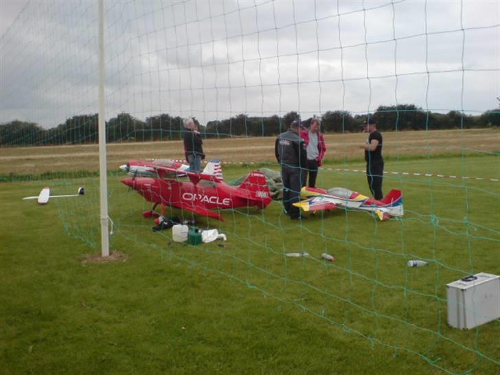 Sønderborg modelflyveklub havde fremvisning af deres flyvere og helikoptere . - Utrolig stor flyver .. billede 13