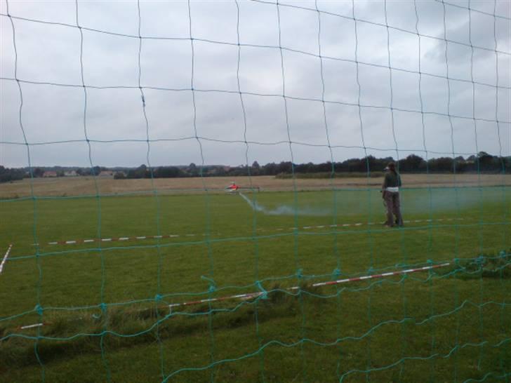 Sønderborg modelflyveklub havde fremvisning af deres flyvere og helikoptere . - Helikopter i luften . billede 14