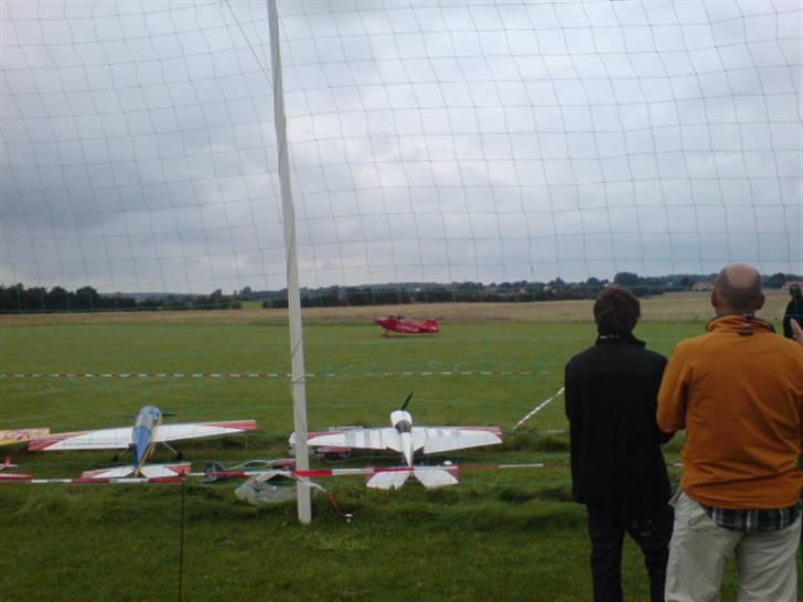 Sønderborg modelflyveklub havde fremvisning af deres flyvere og helikoptere . - .. Vi letter .. billede 22