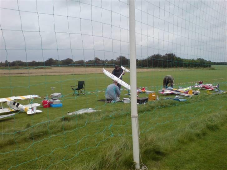 Sønderborg modelflyveklub havde fremvisning af deres flyvere og helikoptere . - Vi klargør flyvet .. billede 23
