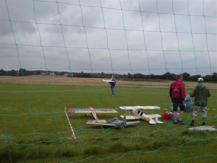Sønderborg modelflyveklub havde fremvisning af deres flyvere og helikoptere . - Flyver bliver kastet .. billede 24