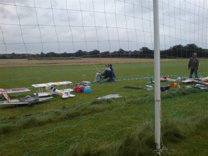 Sønderborg modelflyveklub havde fremvisning af deres flyvere og helikoptere . - Denne mand styrer sit fly ved hjælp af et kamera i flyveren .. Han ser billedet i brillerne og kan kun se det en rigtig pilot ville kunne se . Han har derfor ingen højdefornemmelse .. billede 25
