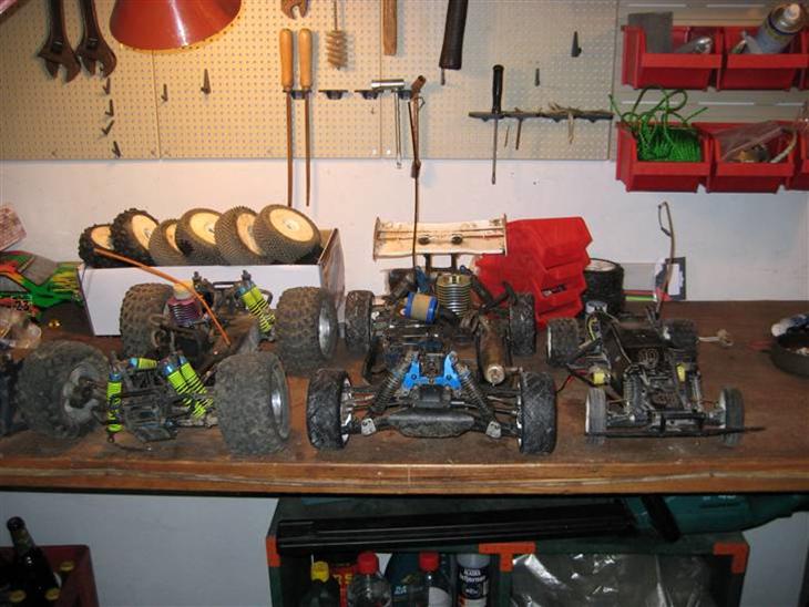 Lidt fotos af mine RC biler - Der holder de så alle 3 :) min gamle el bil til H. som har fulgt mig i ca. 10 år
kan desværre ikke finde nogle steder at købe dele til den. :o( billede 0