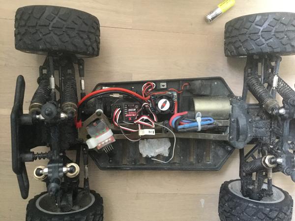 Min rc bil stopper op ved nedbremsning og bipper ved gas