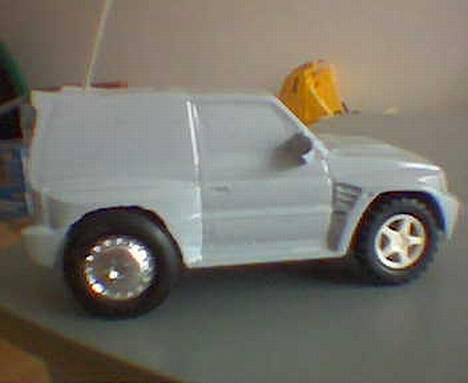 Bil Mitsubishi pajero - er ved at male den ,skal lige have et lag til så tager jeg tapen af ruderne. sender billeder når den er  færdig billede 3