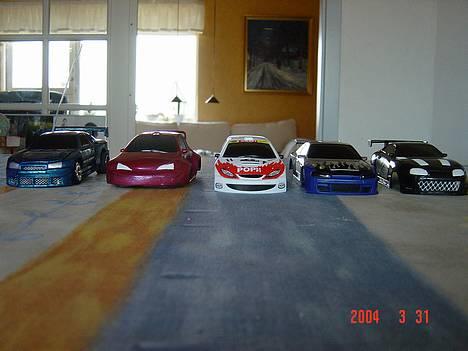 Bil Nissan Skyline (Race Tin) - Her er alle de biler jeg har lavet fede! Yderst til højre er en skylin, en Peugeot 206, en peugeot 206 igen, en Nissan Silvia og en Toyota Supra!!!! billede 8