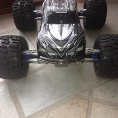 Bil Traxxas E-Maxx