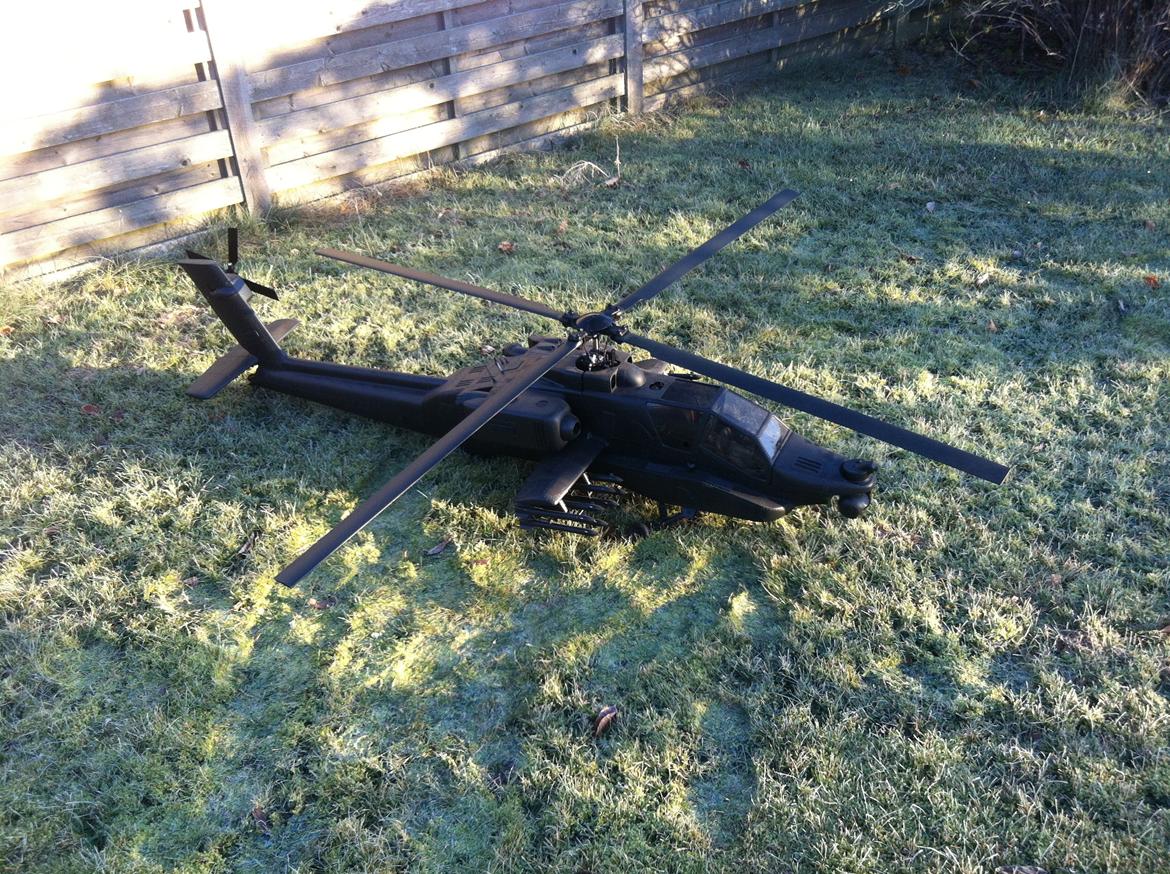 Helikopter Vario Apache SOLGT billede 1