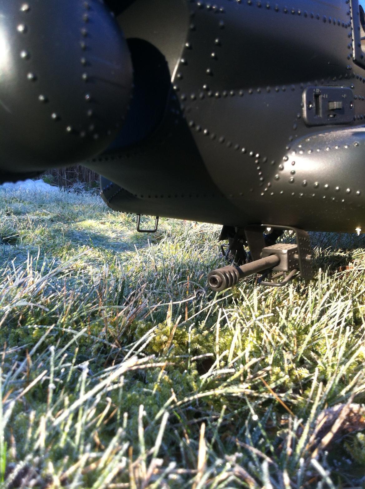 Helikopter Vario Apache SOLGT billede 6