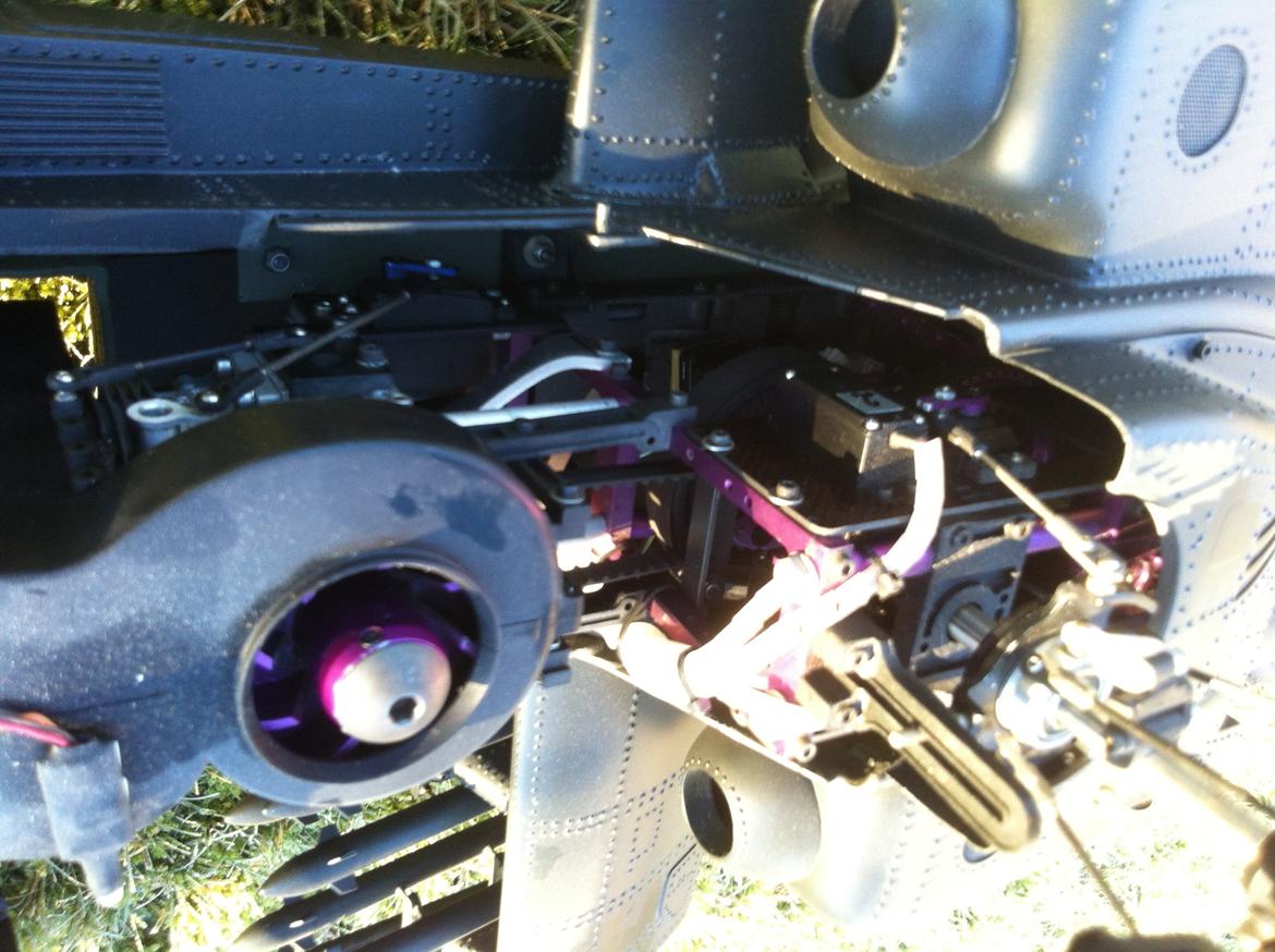 Helikopter Vario Apache SOLGT billede 9