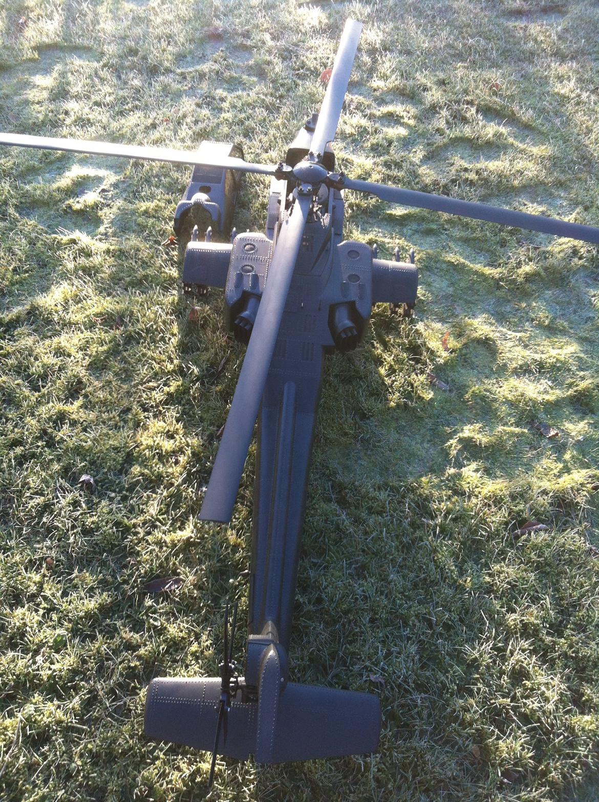 Helikopter Vario Apache SOLGT billede 12