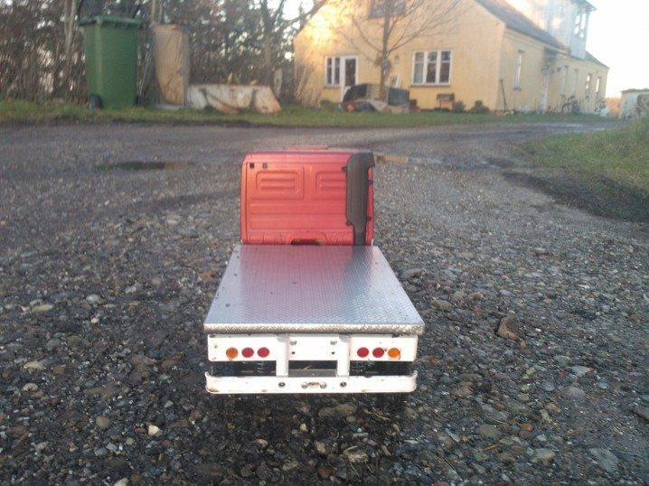 Lastbiler Mercedes Actros 4X4 - bagenden er lavet af kofangeren fra en Tamiya køletrailer.

I øvrigt er ladet lavet af et stykke parketgulv som er beklædt med aludørk.. billede 4