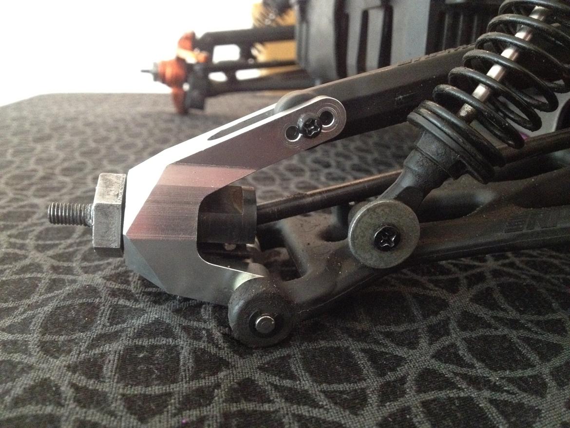 Truck Savage Flux HP - Heavy duty rear hubs i grå alu. Spændeskive monteret på bagerste støddæmper billede 5