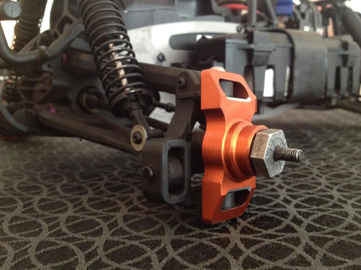 Truck Savage Flux HP - GPM front steering block i orange alu.
Spændeskive tilsvarende monteret på forreste støddæmper billede 8