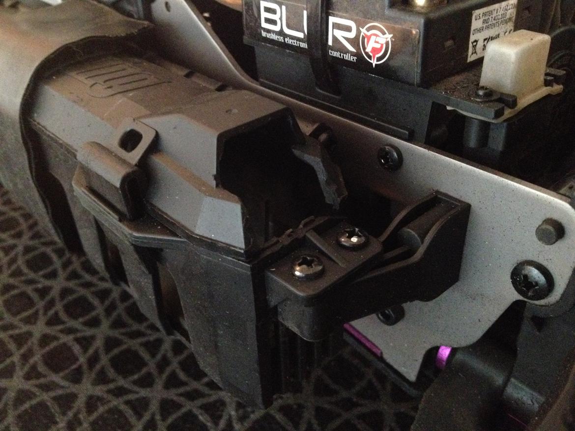 Truck Savage Flux HP - Har lavet hul i låget til batteri-kassen, så der er bedre plads til ledninger billede 11