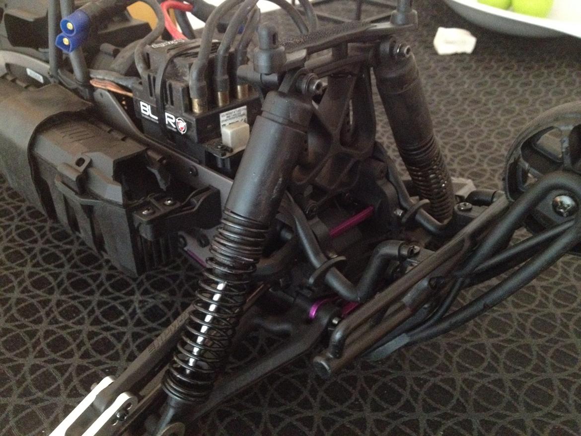 Truck Savage Flux HP - Afstandsstykker monteret på de bagerste dæmpere billede 12