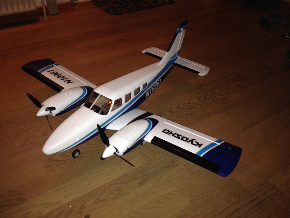 Fly PIPER PA34 VE29 Twin R.I.P - Fin lille PIPER PA34 VE29 Twin billede 1