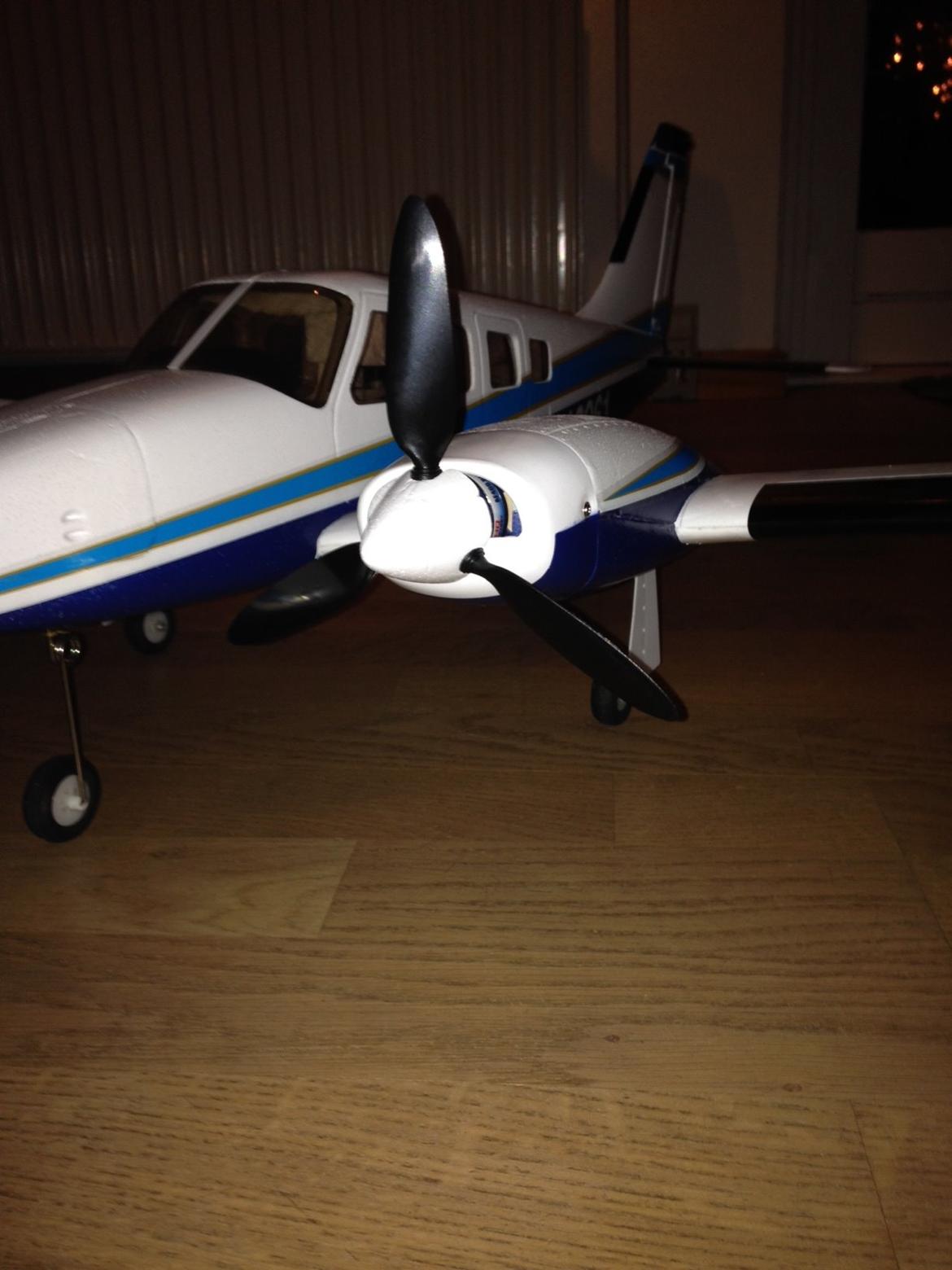 Fly PIPER PA34 VE29 Twin R.I.P - De 3 bladet prop gør sig godt ser cool ud billede 4