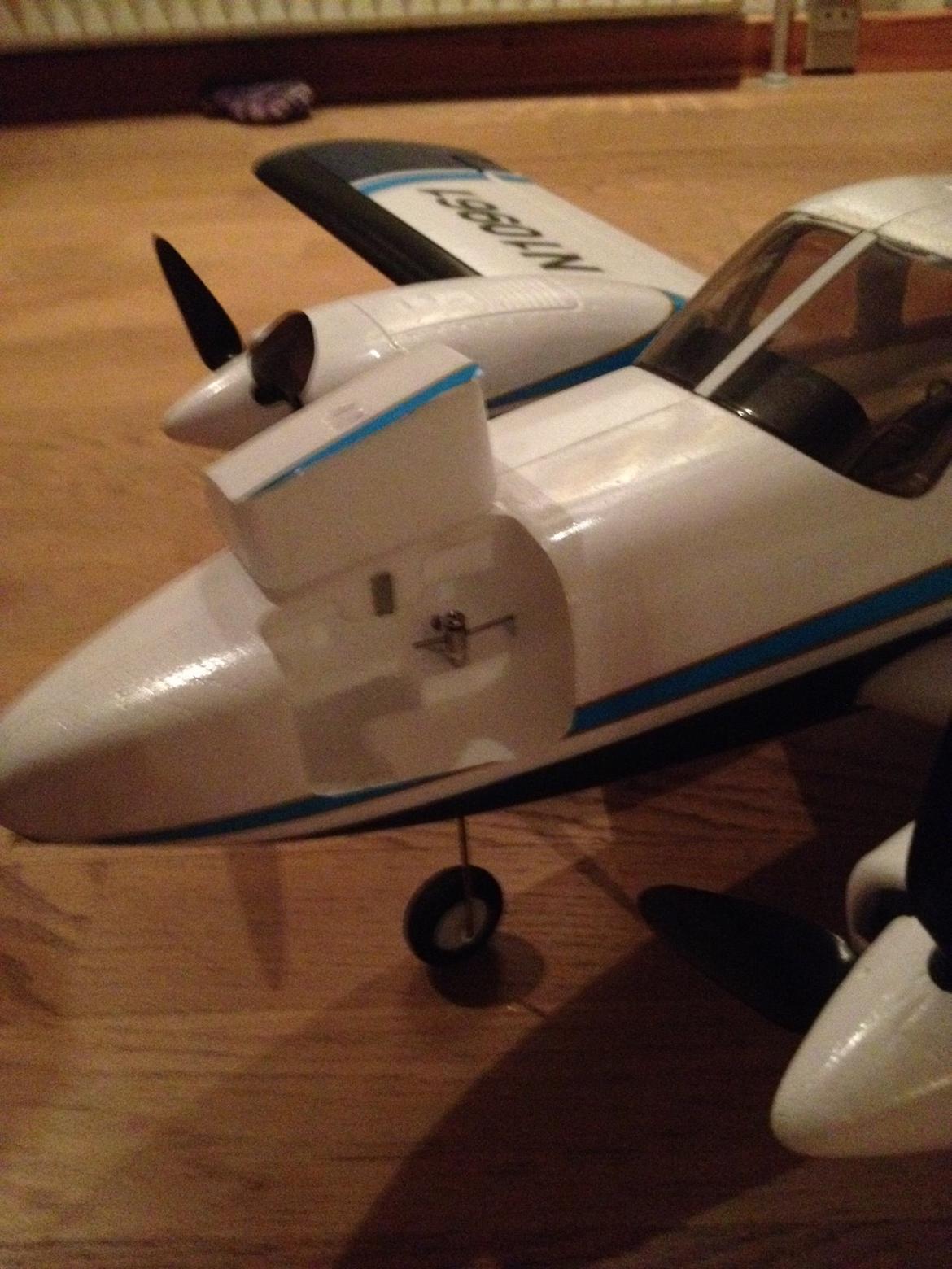 Fly PIPER PA34 VE29 Twin R.I.P - Til justering af forhjul
Lille lem bliver lukket via små magneter billede 12