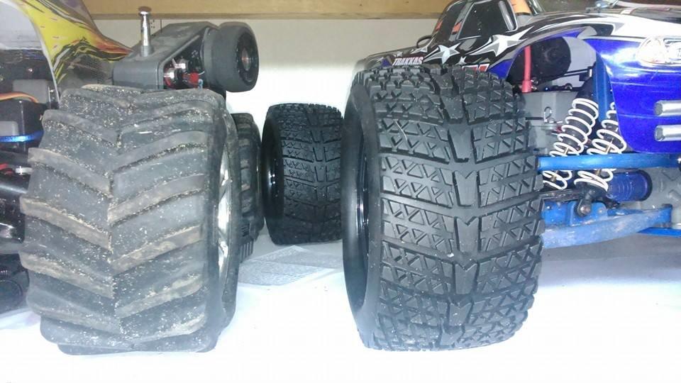 Bil traxxas t-maxx 3,3 - standart dæk til venstre og de nye til højre   billede 3