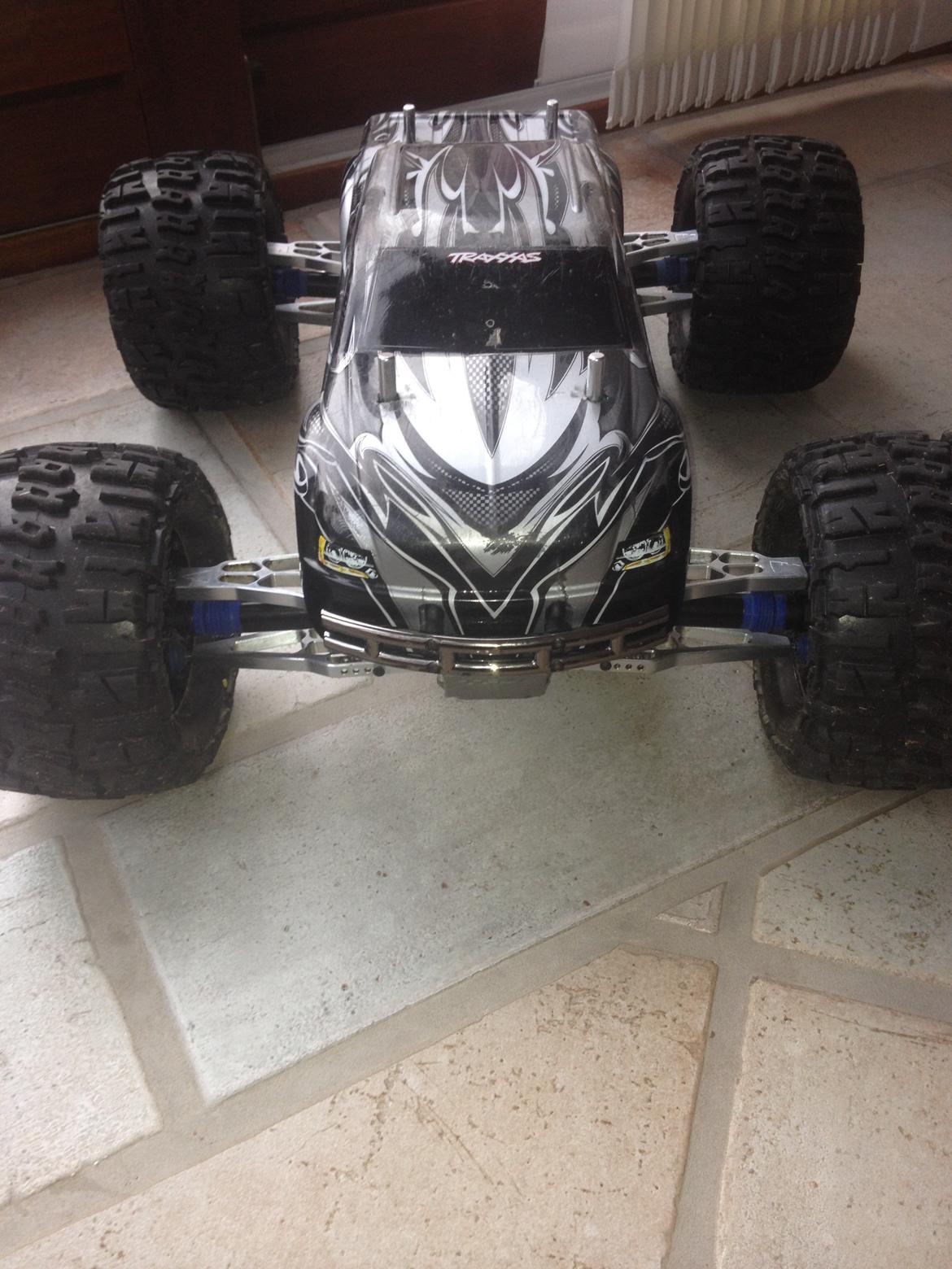 Bil Traxxas E-Maxx - Opgraderet med alu bærearme billede 1