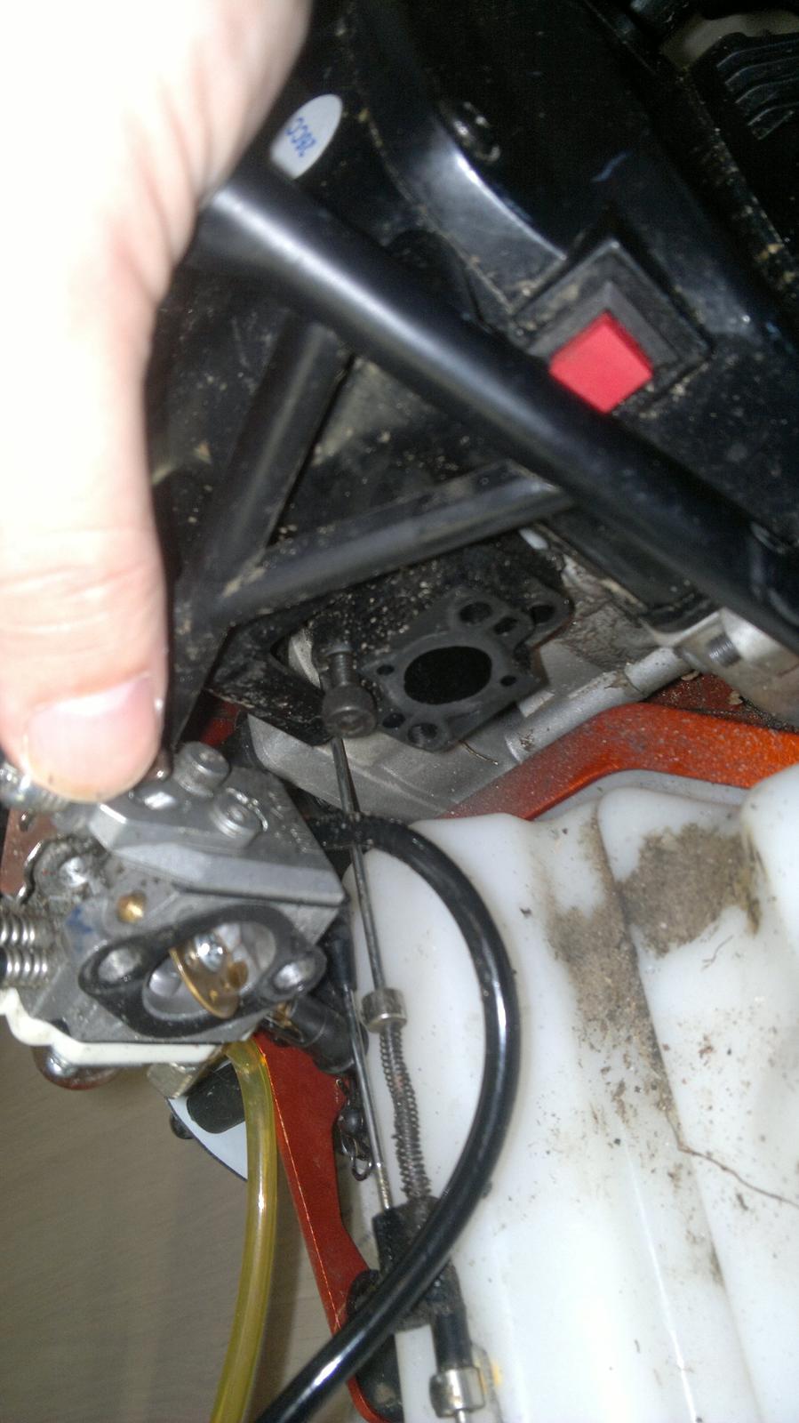 Buggy rovan baja 5b - karburatoren afmonteres så indsugnings pladen bliver synlig :) billede 25