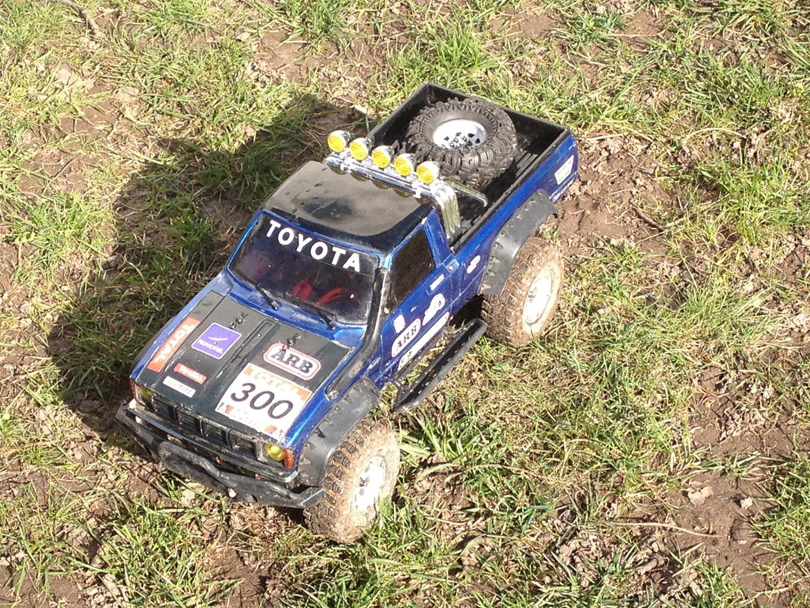 Off-Roader Axial SCX 10 Hilux / Dingo / Defender 90 billede 1