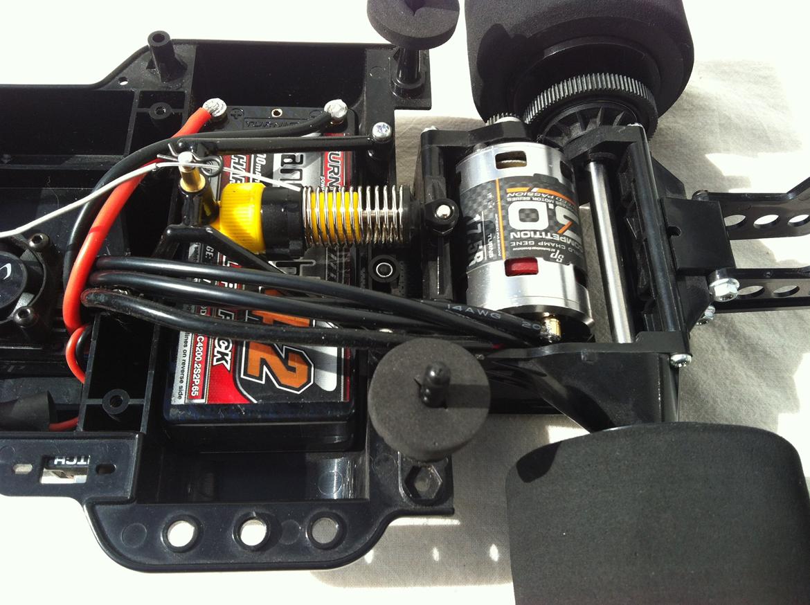 Bil Tamiya Mercedes C11 - Group C - Jo ikke ligefrem bygget til et firkantet shorty lipo, så jeg skal lige have udtænkt et bedre system til at holde batteriet fast billede 11