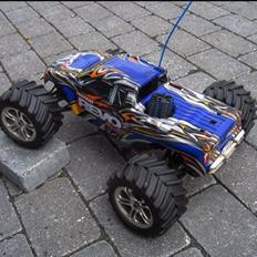 Off-Roader Traxxas Revo 3.3